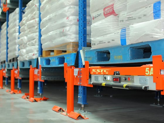SSTC Intelligence radio shuttle racking system with automated pallet runner car operating in cold storage high-density warehouse