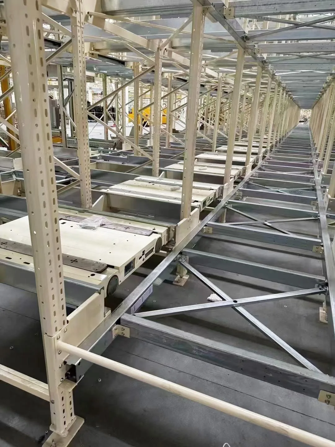 SSTC four-way shuttle mover operating along longitudinal and transverse rails inside high-density 3D storage grid