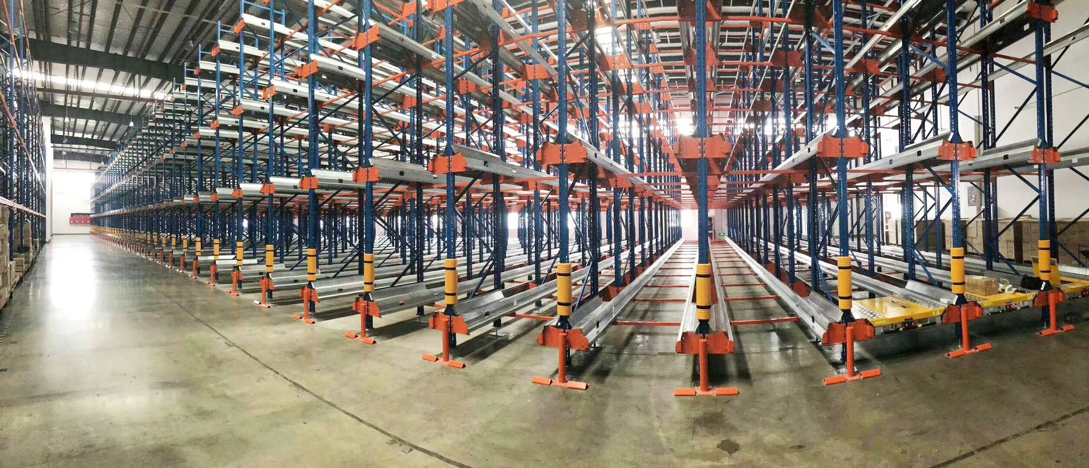 SSTC Intelligence radio shuttle racking system with automated pallet runner car operating in cold storage high-density warehouse