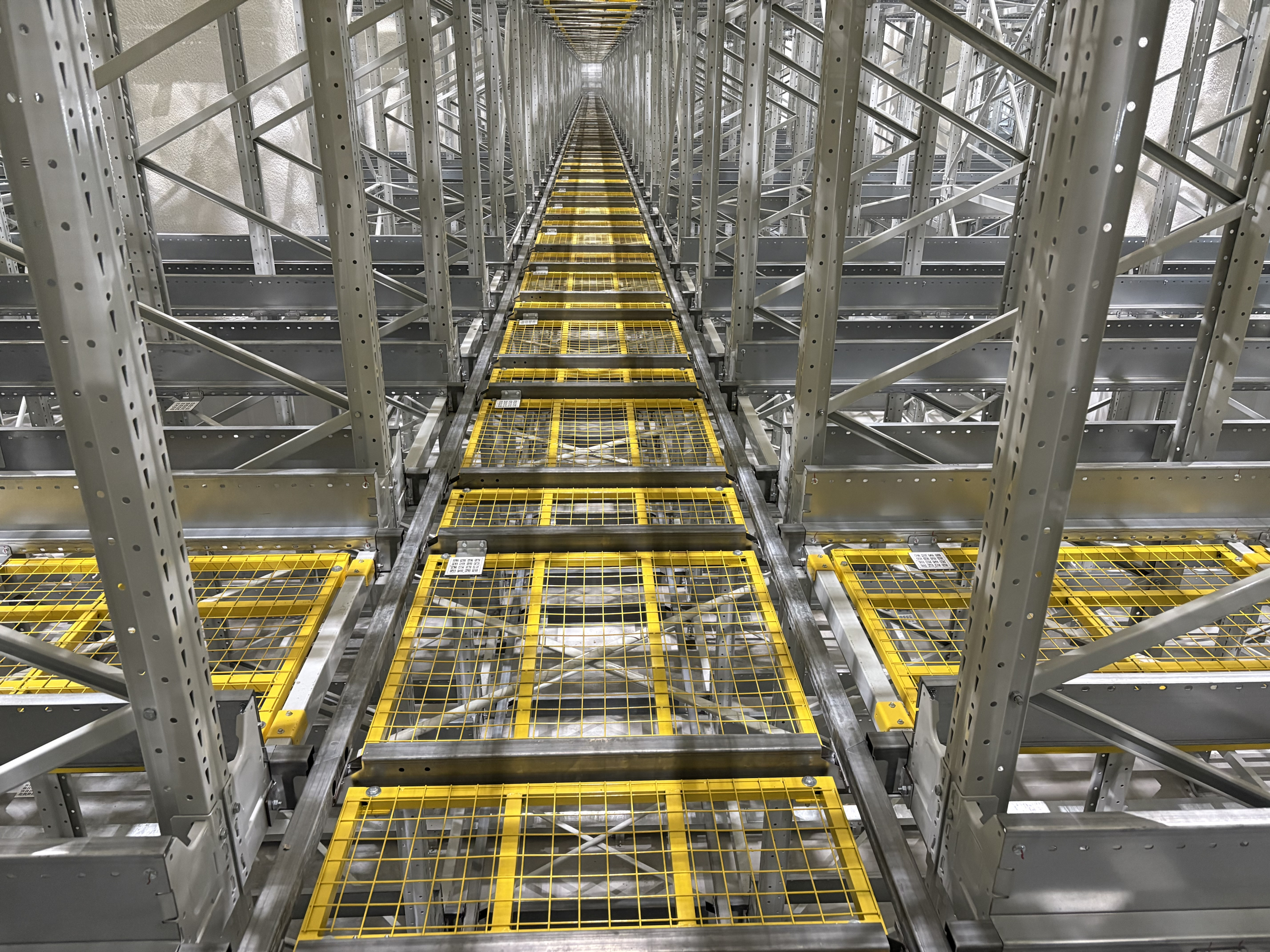 4 way shuttle rack scaled