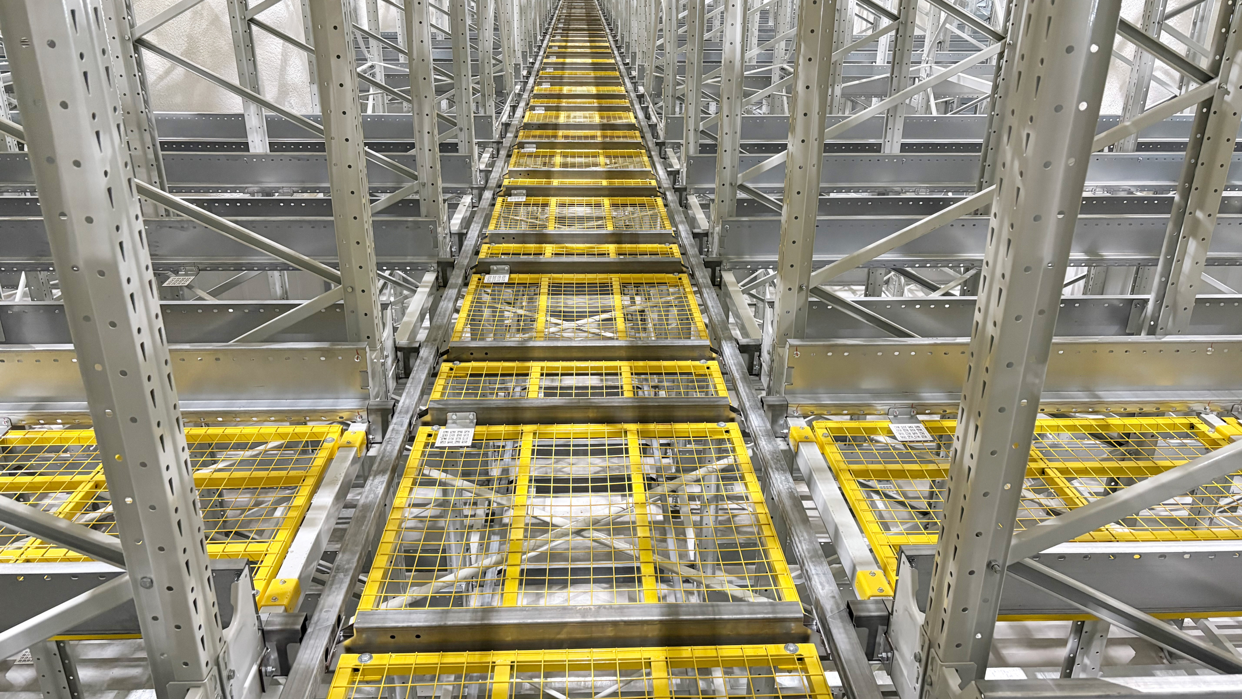 4 way shuttle racking scaled