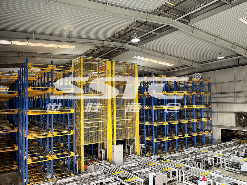 Four-way pallet shuttle robot executing high-density storage tasks inside an automated cold storage -25°C warehouse environment