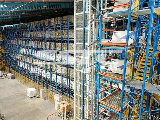 SSTC Intelligence mother-child shuttle system operating in an Indonesian palm oil derivative high-bay warehouse